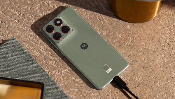 Lo smartphone Motorola Edge 70 in Pantone Lily Pad.