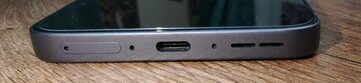 In basso: Slot SIM, microfono, porta USB-C, microfono, altoparlanti