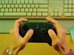 Secondo quanto riferito, lo Steam Controller sarà lanciato il 4 maggio 2026. Nella foto: una foto promozionale del controller in mano.