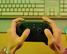 Secondo quanto riferito, lo Steam Controller sarà lanciato il 4 maggio 2026. Nella foto: una foto promozionale del controller in mano.
