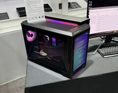 Il prossimo PC MEG Vision X AI di MSI, dotato di RTX 50, presenta un display integrato. (Fonte: Cowcotland)