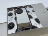 Lo smartphone "tutto vetro" di OPPO. (Fonte: Creator Studio via YouTube)
