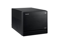L'immagine mostra una vista frontale di Shuttle XPC Mini PC, che si presenta come un cubo nero dal design minimale. 