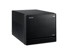 L'immagine mostra una vista frontale di Shuttle XPC Mini PC, che si presenta come un cubo nero dal design minimale. 