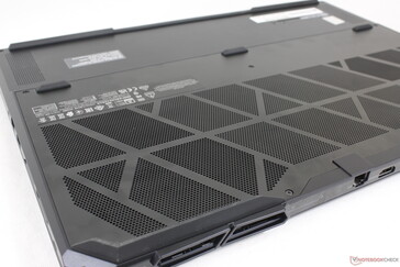 Ampie griglie di ventilazione lungo il coperchio posteriore e quello inferiore