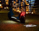 Lo scooter elettrico di Bugatti è dotato di una luce LED che proietta il logo del marchio a terra quando lo si guida (Immagine: Bugatti)
