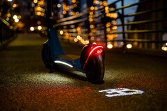 Lo scooter elettrico di Bugatti è dotato di una luce LED che proietta il logo del marchio a terra quando lo si guida (Immagine: Bugatti)