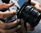 Si prevede che la Fujifilm X-T5 qui raffigurata avrà presto un modello successivo.