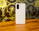 Con il suo look chic in marmo e l'involucro di alta qualità, il OnePlus Nord CE 5 fa subito una buona impressione. (Fonte: Notebookcheck)