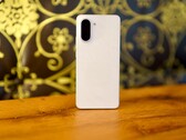 Con il suo look chic in marmo e l'involucro di alta qualità, il OnePlus Nord CE 5 fa subito una buona impressione. (Fonte: Notebookcheck)