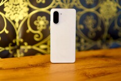 Con il suo look chic in marmo e l&#039;involucro di alta qualità, il OnePlus Nord CE 5 fa subito una buona impressione. (Fonte: Notebookcheck)