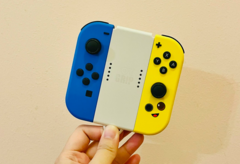 Immagine di repertorio. Una mano che tiene i Joy-Con (Fonte immagine: Gwen King su Unsplash)