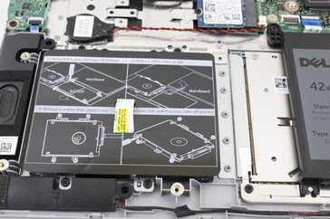 Alloggiamento secondario SATA da 2,5 pollici. Apprezziamo il fatto che Dell ama stampare istruzioni pratiche per l'aggiornamento dell'HDD.