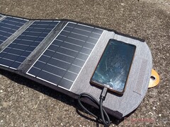 La batteria solare organica immagazzina la luce solare per oltre 48 ore. Nella foto: Caricatore solare portatile di Choetech (Fonte: Allen Ngo, Notebookcheck)