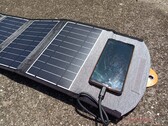 La batteria solare organica immagazzina la luce solare per oltre 48 ore. Nella foto: Caricatore solare portatile di Choetech (Fonte: Allen Ngo, Notebookcheck)