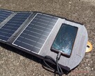 La batteria solare organica immagazzina la luce solare per oltre 48 ore. Nella foto: Caricatore solare portatile di Choetech (Fonte: Allen Ngo, Notebookcheck)