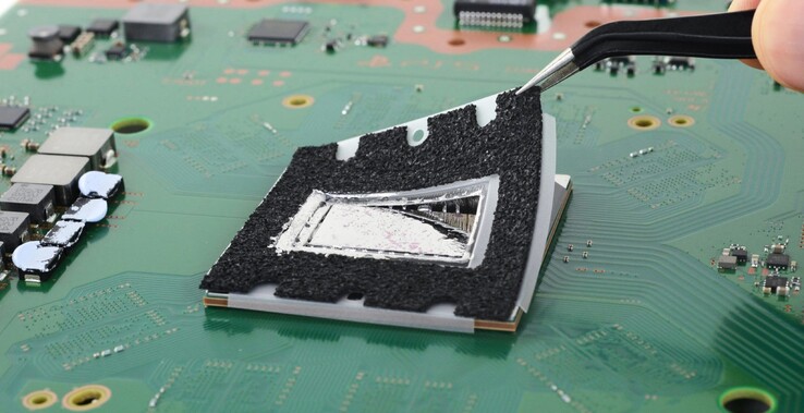 Ci sono delle guarnizioni che dovrebbero mantenere il metallo liquido all'interno della PS5 (fonte: iFixit)