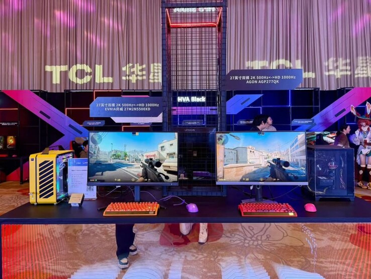 Philips Evnia 27M2N5500XD e AOC Agon AGP277QK in esposizione. (Fonte: Philips)