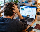 Persona seduta davanti a un laptop che ha problemi con una prenotazione di viaggio