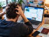 Persona seduta davanti a un laptop che ha problemi con una prenotazione di viaggio