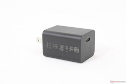 Molto piccolo (~4,6 x 3,5 x 3 cm), l'adattatore universale USB-C da 65 W