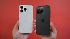 Un manichino dell&#039;iPhone 15 Pro Max accanto a un iPhone 14 Pro Max. (Fonte: MacRumors)