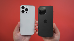 Un manichino dell'iPhone 15 Pro Max accanto a un iPhone 14 Pro Max. (Fonte: MacRumors)