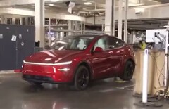 Una Tesla Model Y che si dirige autonomamente verso il parcheggio durante un tour della fabbrica Giga Texas di Lara Trump (Fonte: Tesla North America on X)