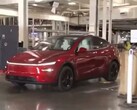 Una Tesla Model Y che si dirige autonomamente verso il parcheggio durante un tour della fabbrica Giga Texas di Lara Trump (Fonte: Tesla North America on X)