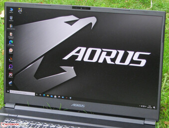 L'Aorus 7 KB all'aperto (scatto in una giornata nuvolosa).