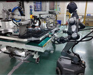Il robot umanoide industriale Moz che testa le batterie. (Fonte: CATL)