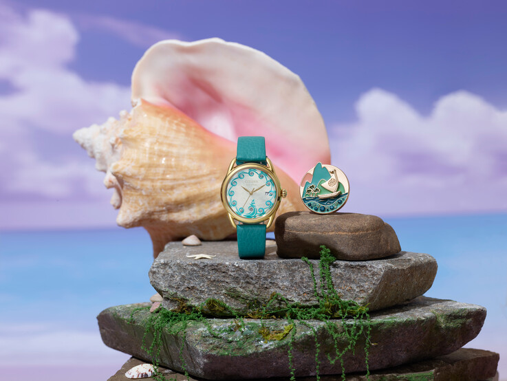 La spilla commemorativa che accompagnerà l'orologio nella confezione speciale.