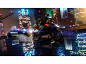 Uno screenshot tratto da GTA V Enhanced che mostra il ray tracing appena aggiunto. Una bicicletta percorre una strada bagnata di notte, con un'auto della polizia alle spalle. (Fonte immagine: Steam)