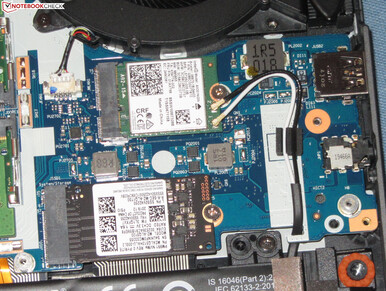 ... troverete l'SSD (in basso nell'immagine; NVMe, M.2.2242) e il modulo Wi-Fi