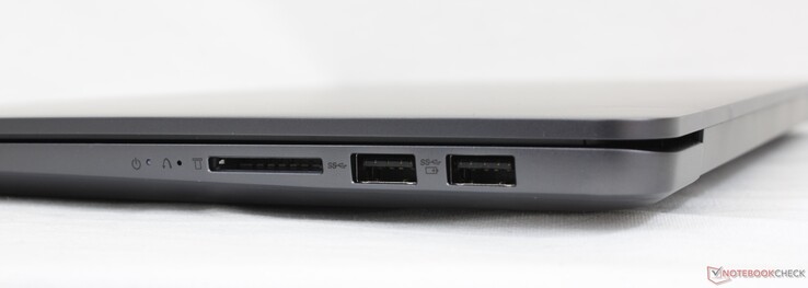 A destra: Lettore di schede SD, 2x USB-A 3.2 Gen. 1