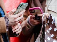 Secondo un sondaggio di CNET, per i consumatori un grande spazio di archiviazione e una batteria capiente sono ancora più importanti dell'intelligenza artificiale. (Fonte: Tim Dougles/Pexels)