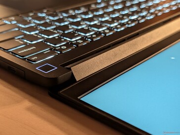 Cerniere familiari e ritorno del pulsante di alimentazione quadrato