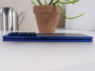 Galaxy Z Fold7 è uno degli smartphone pieghevoli più sottili al mondo, piegato (Fonte immagine: Notebookcheck)