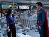 Lois Lane e Superman si fermano tra le macerie di Metropolis (Fonte: Warner Bros. Pictures / Jessica Miglio via Batman News)