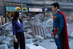 Lois Lane e Superman si fermano tra le macerie di Metropolis (Fonte: Warner Bros. Pictures / Jessica Miglio via Batman News)