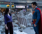 Lois Lane e Superman si fermano tra le macerie di Metropolis (Fonte: Warner Bros. Pictures / Jessica Miglio via Batman News)