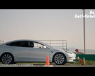 Lo spot d'attacco per il Super Bowl presenta una Model 3 che corre all'impazzata (immagine: Dawn Project/YouTube)