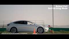 Lo spot d&#039;attacco per il Super Bowl presenta una Model 3 che corre all&#039;impazzata (immagine: Dawn Project/YouTube)