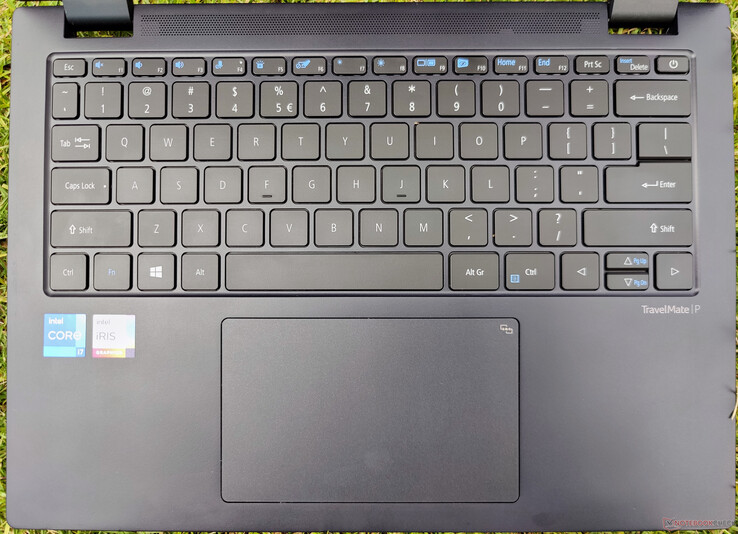La tastiera offre un'esperienza di digitazione decente mentre il touchpad permette uno scorrimento fluido con una resistenza minima