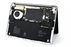 L'interno del Surface Laptop 7 è facilmente accessibile. (Immagine: iFixit)
