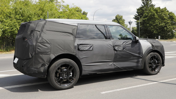 La Kia EV9 è stata avvistata durante un test su strada in Europa.