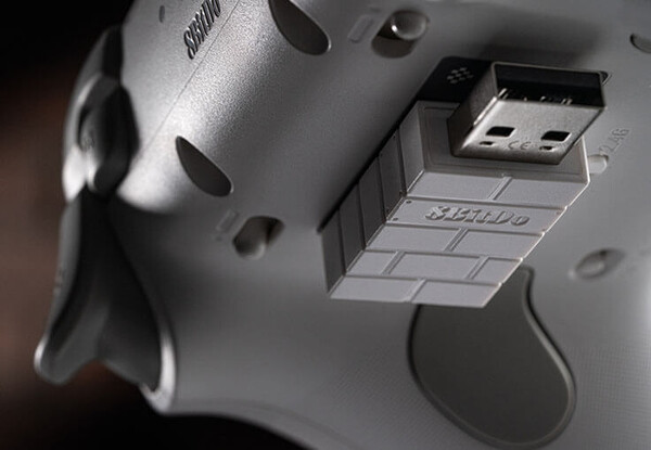 L'adattatore da 2,4 GHz si aggancia magneticamente alla parte inferiore del controller wireless Ultimate 3C+.