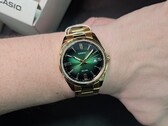 L'ultimo orologio da cerimonia economico di Casio abbina un quadrante verde brillante a una lunetta scanalata