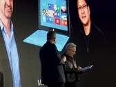 Huang accetta il Surface RT: dietro c'è una foto della presentazione del 2012.
