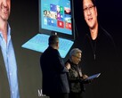 Huang accetta il Surface RT: dietro c'è una foto della presentazione del 2012.
